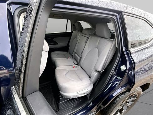 Used 2022 Toyota Highlander LE FWD image 19