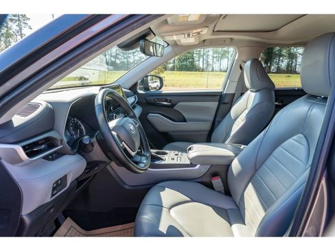 Used 2023 Toyota Highlander XLE image 11