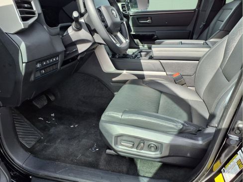Used 2025 Toyota Tundra Limited AWD/4WD image 19