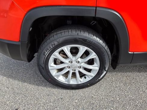 Used 2021 Jeep Cherokee Latitude FWD image 15