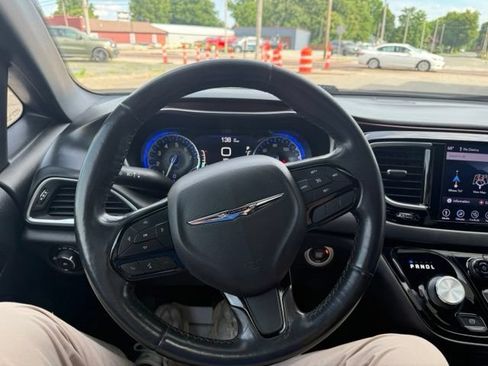 Used 2019 Chrysler Pacifica Touring-L FWD image 25