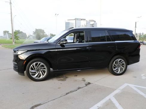 Used 2025 Lincoln Navigator Reserve AWD/4WD image 4