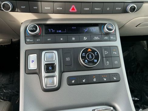 Used 2024 Hyundai Palisade Limited image 16