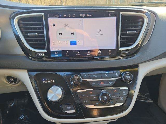Used 2024 Chrysler Pacifica Touring-L FWD image 19
