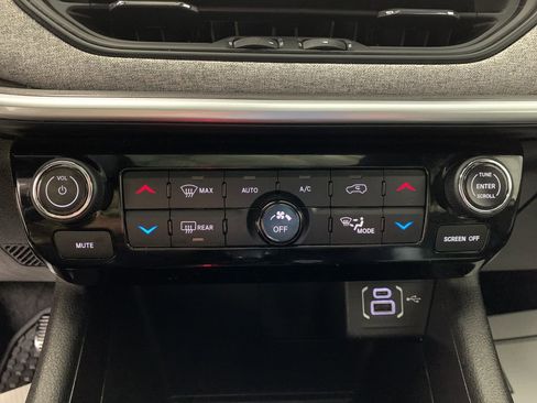 Used 2025 Jeep Compass Latitude w/ Sun & Sound Group image 10