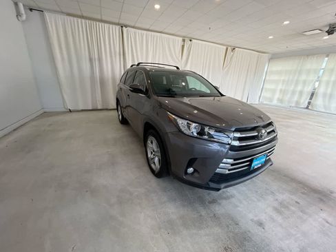 Used 2017 Toyota Highlander Limited w/ Carpet Mat Package AWD/4WD image 3