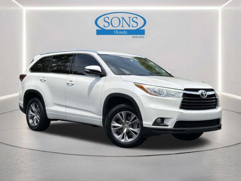 Used 2015 Toyota Highlander XLE FWD image 2