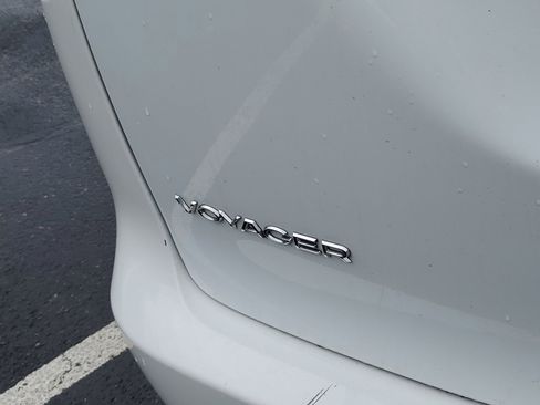 Used 2023 Chrysler Voyager LX image 7