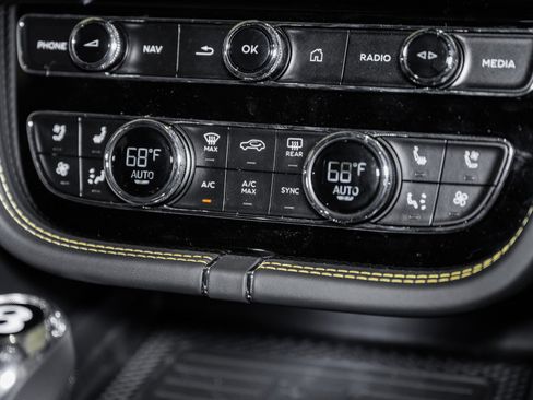 Used 2025 Bentley Bentayga image 41