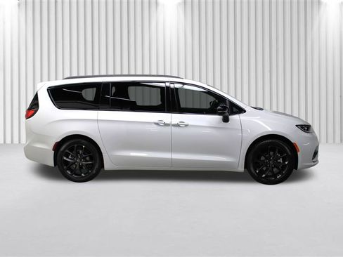 New 2026 Chrysler Pacifica Select w/ S Appearance Package image 2