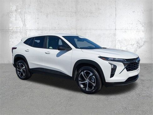Certified 2025 Chevrolet Trax RS image 2