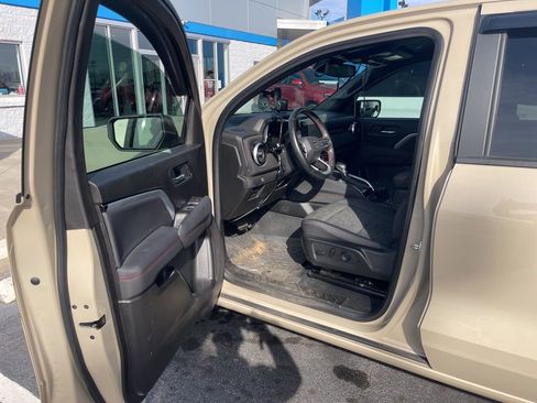 Used 2024 Chevrolet Colorado Z71 w/ Z71 Convenience Package 2 image 9