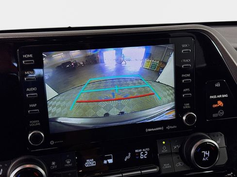 Used 2020 Toyota Highlander XLE AWD/4WD image 16