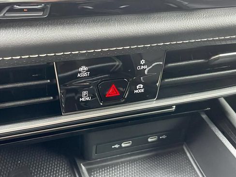 Used 2024 Volkswagen Atlas SE FWD image 12