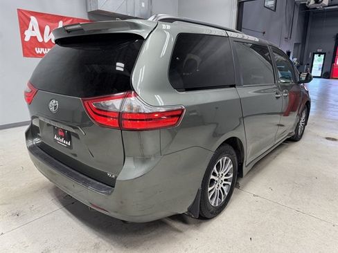 Used 2020 Toyota Sienna XLE Premium FWD image 7