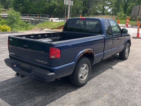 Used 1999 Chevrolet S10 Pickup LS w/ Preferred Equipment Group AWD/4WD image 9
