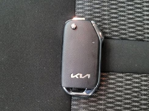 Used 2023 Kia Sorento LX image 32