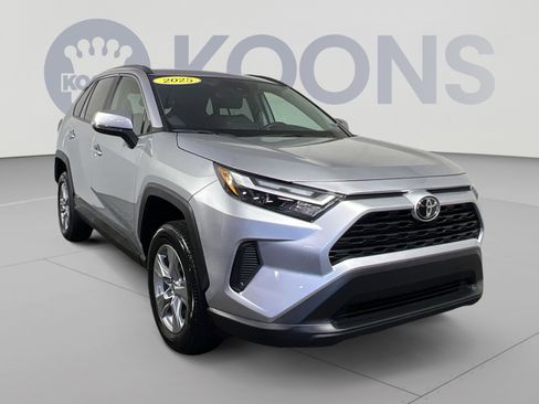 Used 2025 Toyota RAV4 XLE AWD/4WD image 2