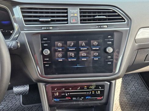 Certified 2024 Volkswagen Tiguan SE FWD image 17