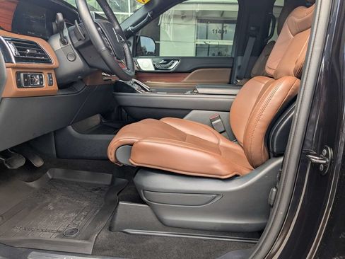 Used 2024 Lincoln Navigator Reserve AWD/4WD image 2