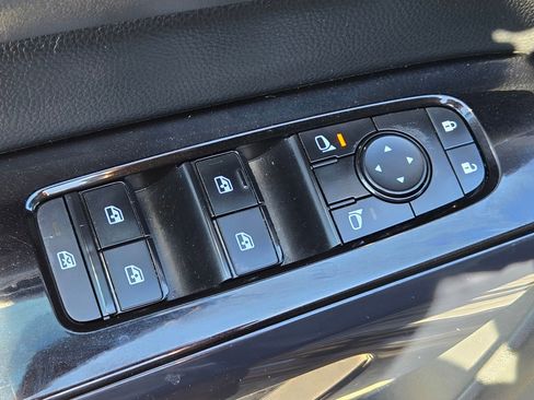 Used 2022 Nissan Pathfinder SV FWD image 22