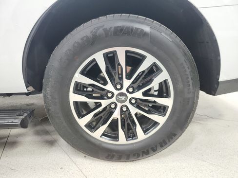 Used 2025 Ford Expedition Platinum AWD/4WD image 16