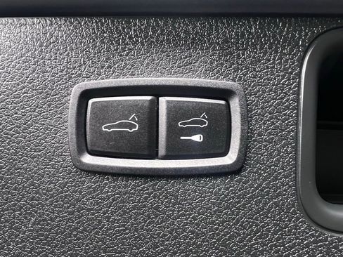 Certified 2024 Porsche Macan image 18