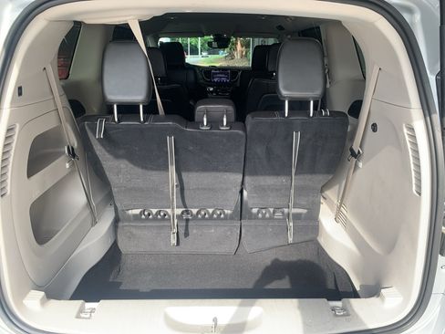 Used 2024 Chrysler Pacifica Touring-L FWD image 9