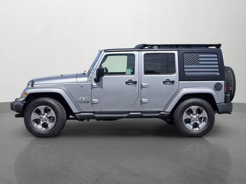 Used 2018 Jeep Wrangler Unlimited Sahara w/ Connectivity Group AWD/4WD image 3