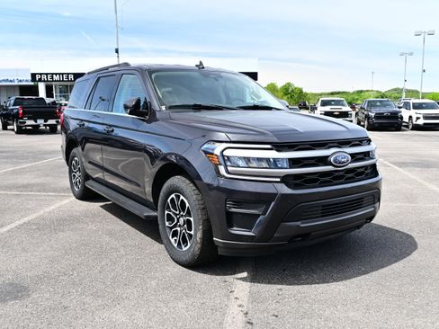 Used 2022 Ford Expedition XLT AWD/4WD image 2