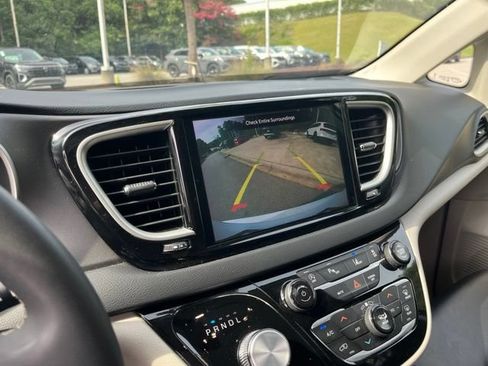 Used 2023 Chrysler Pacifica Touring-L FWD image 24