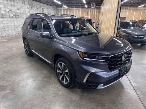 Used 2023 Honda Pilot Touring image 2