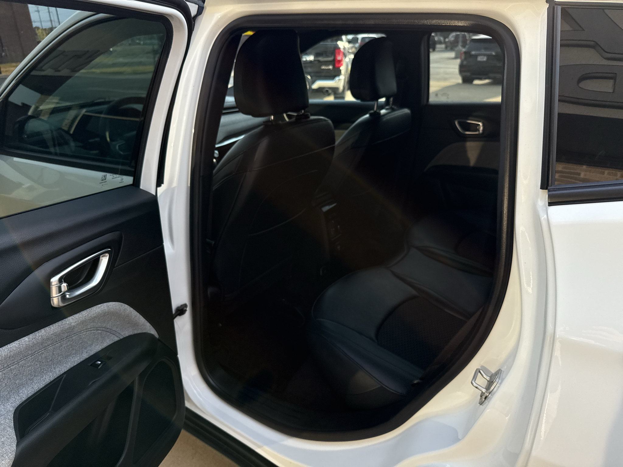 Used 2024 Jeep Compass Latitude AWD/4WD image 17