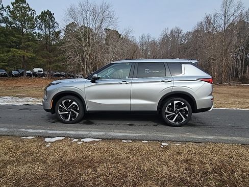 Used 2024 Mitsubishi Outlander SE image 8