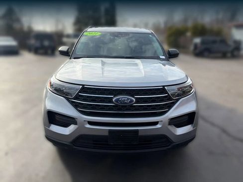 Used 2021 Ford Explorer XLT image 2