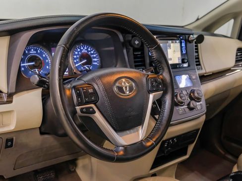 Used 2016 Toyota Sienna XLE w/ XLE Navigation Package FWD image 21