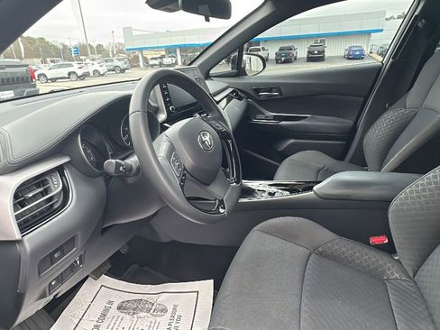 Used 2022 Toyota C-HR XLE image 11