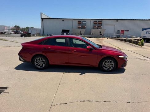 Used 2024 Hyundai Elantra SEL FWD image 2