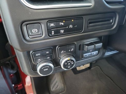 Used 2024 GMC Yukon XL SLT w/ SLT Luxury Package image 8