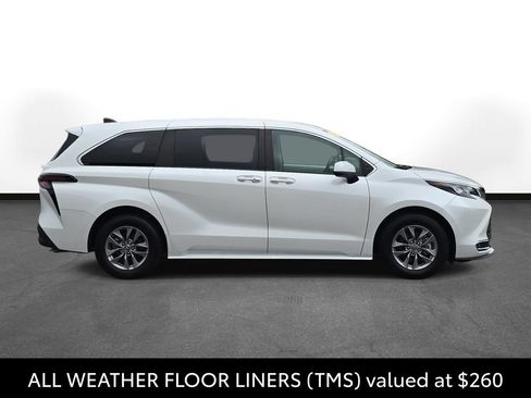 Certified 2024 Toyota Sienna XLE FWD image 5