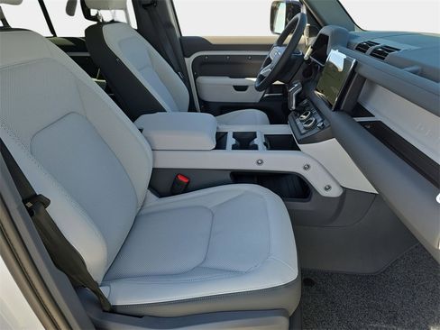 New 2025 Land Rover Defender 130 X-Dynamic SE image 10