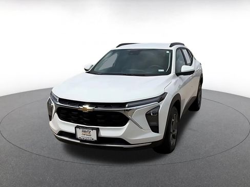 Used 2025 Chevrolet Trax LT FWD image 6