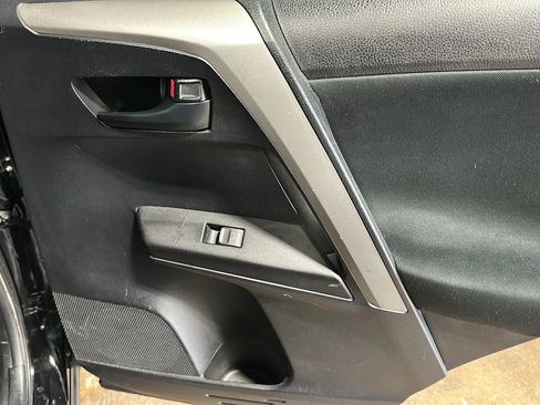 Used 2017 Toyota RAV4 LE w/ Carpet Mat Package AWD/4WD image 15