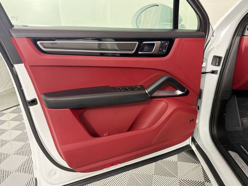 Used 2023 Porsche Cayenne Turbo image 14