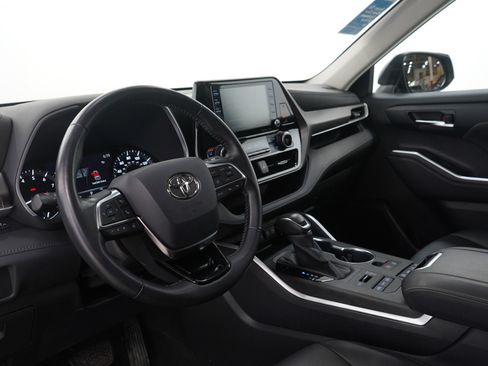Used 2020 Toyota Highlander XLE image 26