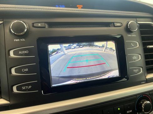 Used 2017 Toyota Highlander LE AWD/4WD image 16
