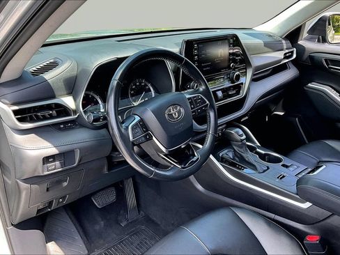 Used 2021 Toyota Highlander XLE FWD image 17