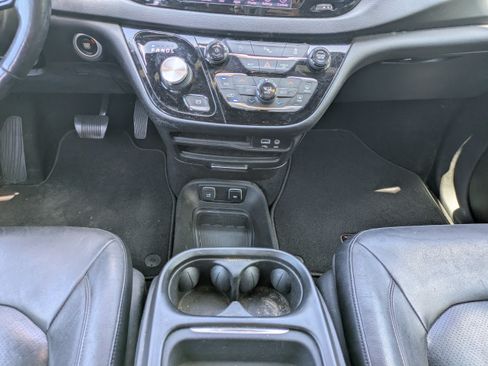 Used 2020 Chrysler Pacifica Touring-L FWD image 18