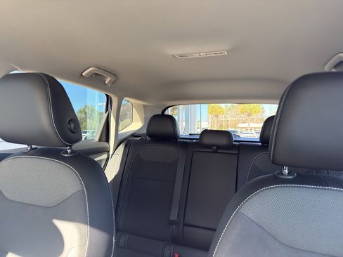 Used 2022 Volkswagen Taos SE w/ Driver Assistance Package image 28