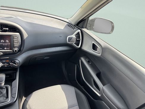 Used 2025 Kia Soul LX w/ LX Technology Package FWD image 22
